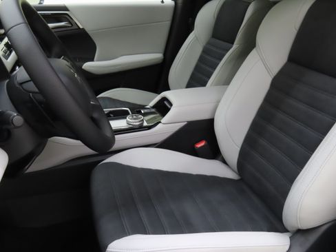 New 2025 Mitsubishi Outlander SE image 10