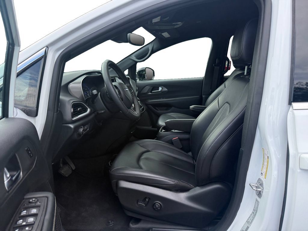 Used 2025 Chrysler Pacifica Select FWD image 9