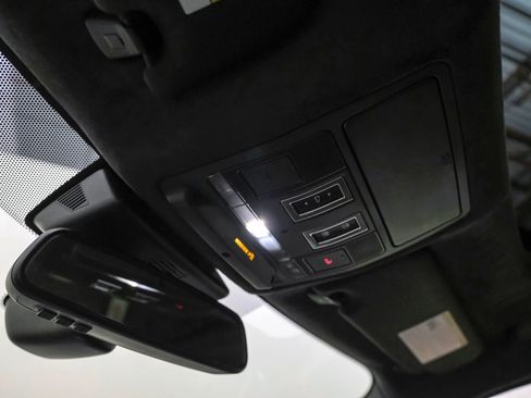 Used 2018 Jaguar F-PACE S image 21