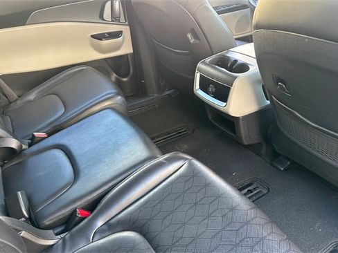 Used 2024 Kia Carnival LX image 19