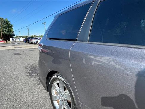 Used 2011 Toyota Sienna SE w/ Preferred Pkg FWD image 25