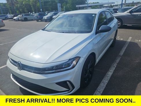 Used 2025 Volkswagen Jetta SE image 1