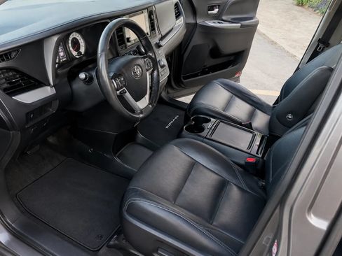 Used 2015 Toyota Sienna SE FWD image 3