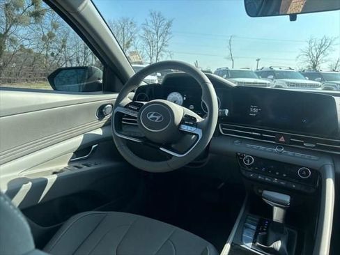 Used 2025 Hyundai Elantra SEL image 15