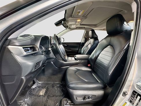 Used 2023 Toyota Highlander XLE image 13