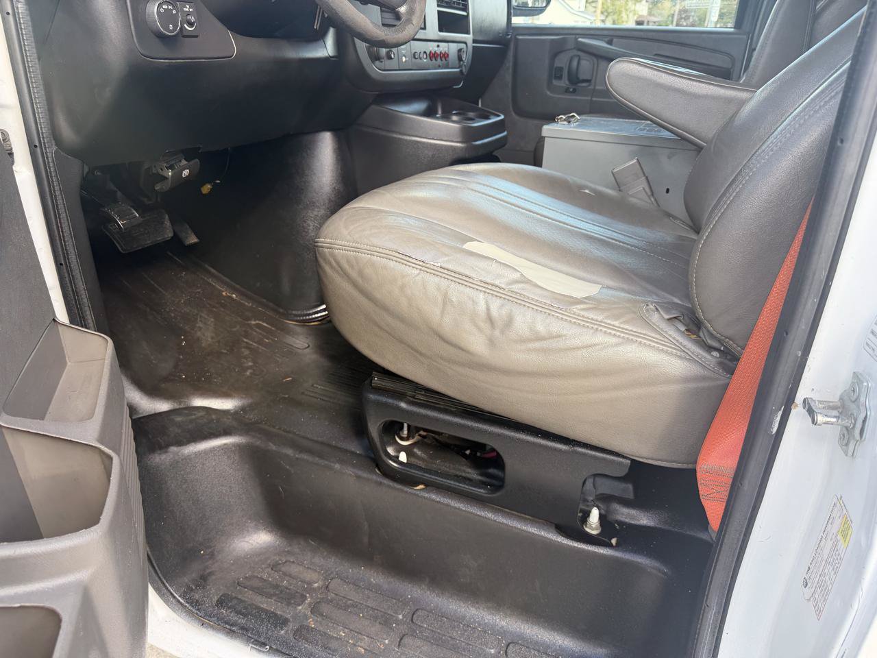 Used 2015 Chevrolet Express 2500 RWD image 14