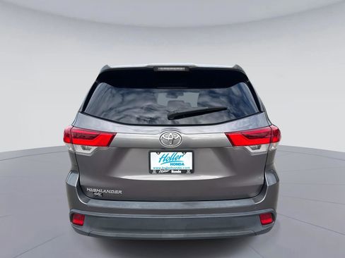 Used 2017 Toyota Highlander LE image 5