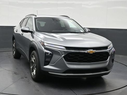 Used 2025 Chevrolet Trax LT w/ Driver Confidence Package FWD image 8
