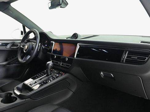 Certified 2024 Porsche Macan AWD/4WD image 17