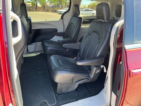 Used 2019 Chrysler Pacifica Touring-L FWD image 3