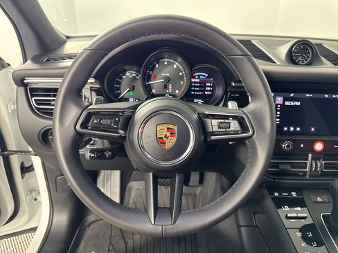 Certified 2025 Porsche Macan image 18