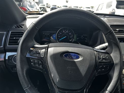 Used 2019 Ford Explorer XLT w/ Equipment Group 202A AWD/4WD image 17