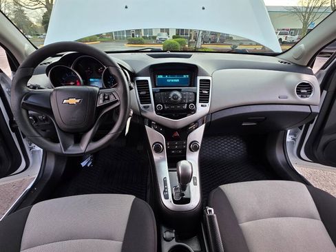 Used 2013 Chevrolet Cruze LS image 29