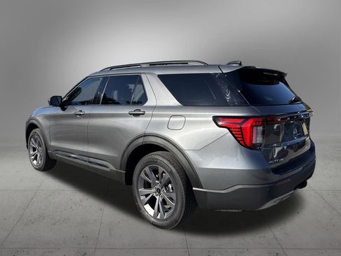 Used 2025 Ford Explorer Active w/ Active Comfort Package image 3