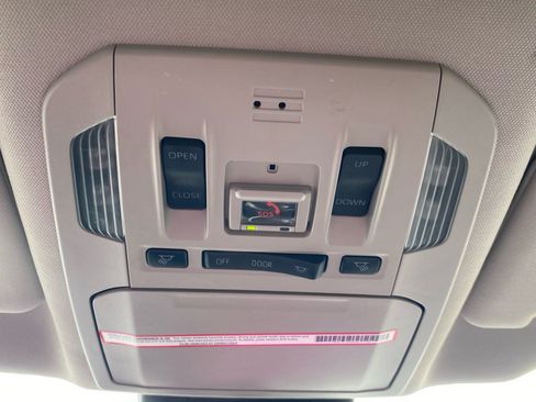 Used 2023 Toyota Highlander XLE image 21