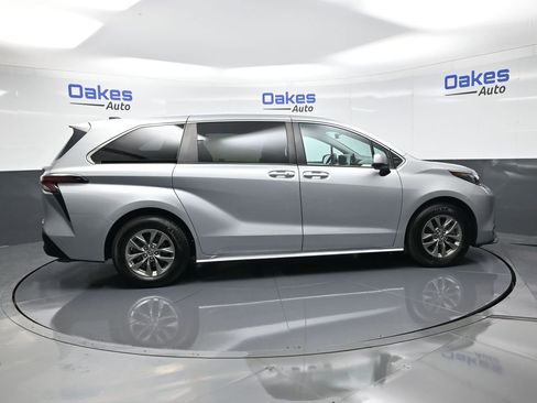 Used 2024 Toyota Sienna LE image 9
