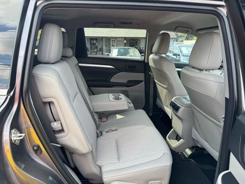 Used 2015 Toyota Highlander LE image 23