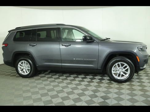 Used 2023 Jeep Grand Cherokee L Laredo image 13