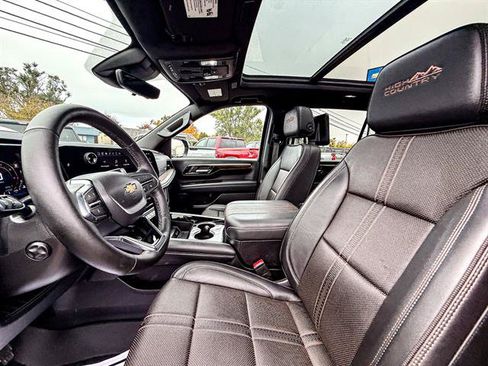 Used 2025 Chevrolet Suburban High Country AWD/4WD image 52