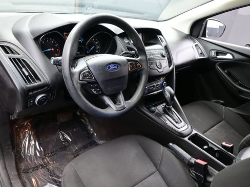 Used 2018 Ford Focus SE w/ SE Appearance Package FWD image 11