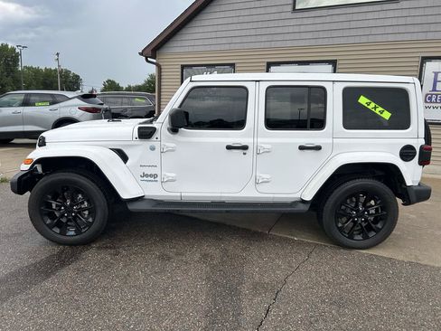 Used 2022 Jeep Wrangler Unlimited Sahara w/ Cold Weather Group AWD/4WD image 8