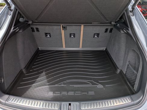 Certified 2024 Porsche Macan AWD/4WD image 23