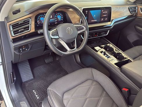 Used 2024 Volkswagen Atlas SE FWD image 19