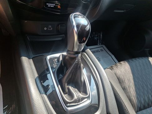 Used 2018 Nissan Rogue SV w/ Premium Package AWD/4WD image 14