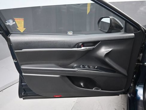 Used 2020 Toyota Camry SE w/ Convenience Package FWD image 9