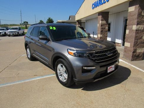 Used 2023 Ford Explorer XLT w/ Equipment Group 202A AWD/4WD image 3