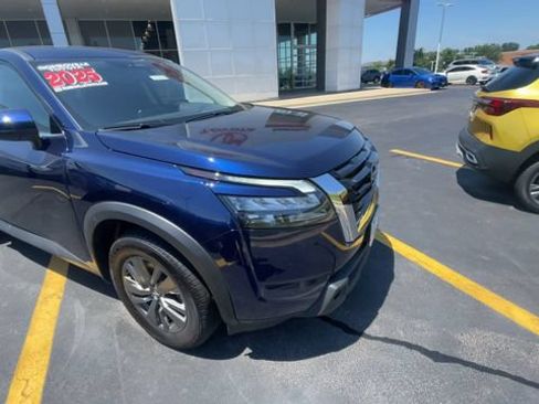 Used 2025 Nissan Pathfinder SV FWD image 4