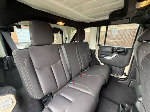 Used 2016 Jeep Wrangler Unlimited Sahara w/ Connectivity Group image 27