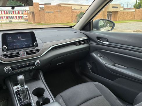Used 2025 Nissan Altima 2.5 SV FWD image 30