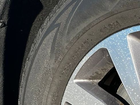 Used 2024 Chrysler Pacifica Select image 9