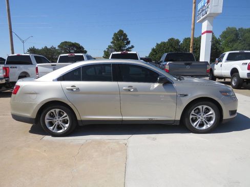 Used 2017 Ford Taurus SE FWD image 3