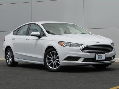 Certified 2017 Ford Fusion SE FWD image 1