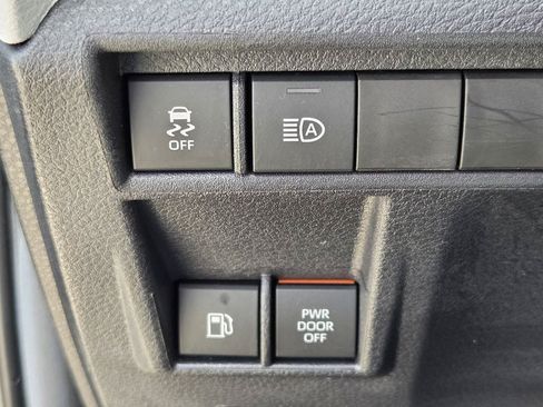 Used 2026 Toyota Sienna XLE FWD image 25