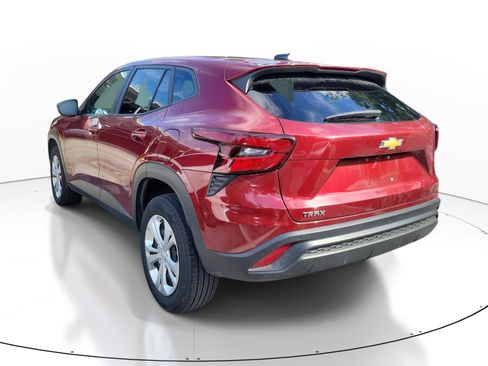 Used 2024 Chevrolet Trax LS w/ Driver Confidence Package FWD image 4