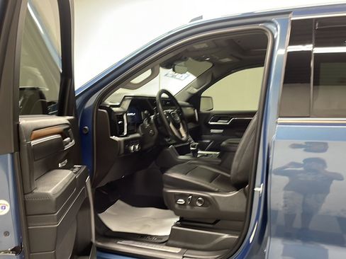 Used 2025 GMC Sierra 1500 Denali w/ Denali Reserve Package AWD/4WD image 2