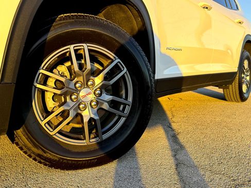 Used 2025 GMC Acadia Elevation image 2