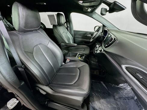 Used 2025 Chrysler Pacifica Select image 36