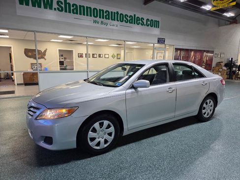 Used 2011 Toyota Camry LE FWD image 2