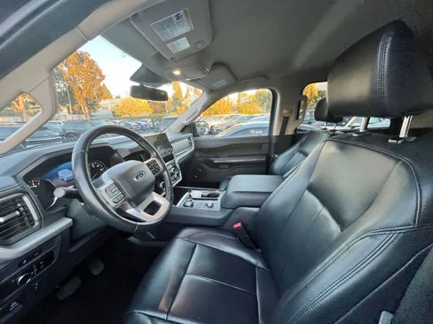 Used 2024 Ford Expedition XLT image 7