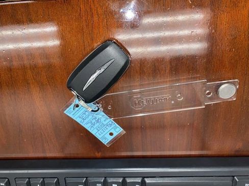 Used 2023 Chrysler Pacifica Touring-L image 29