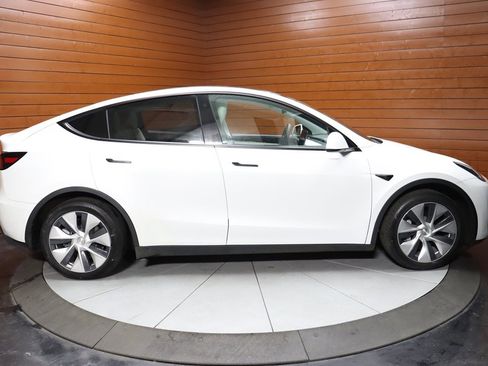 Used 2022 Tesla Model Y Long Range image 62