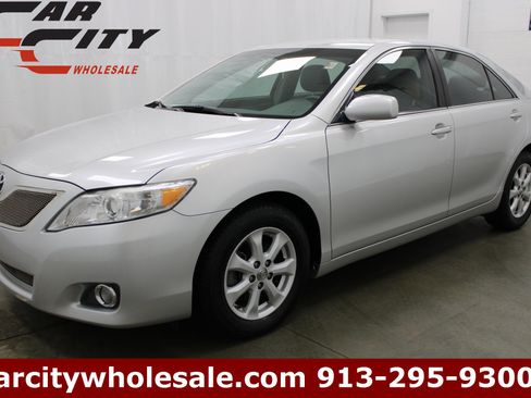 Used 2011 Toyota Camry LE image 1