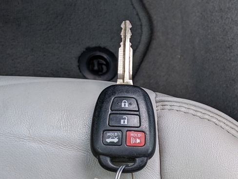 Used 2017 Toyota Camry XLE image 25