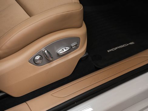 Certified 2023 Porsche Macan AWD/4WD image 18