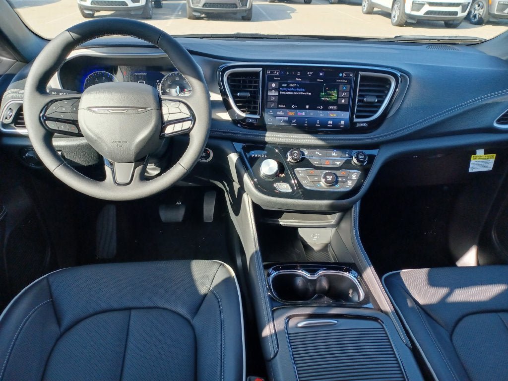 New 2027 Chrysler Pacifica Limited w/ Family Tech Group AWD/4WD image 24