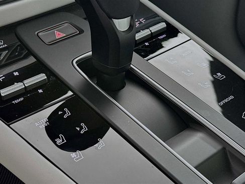 Certified 2025 Porsche Macan image 21
